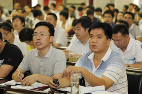 聚精會神的參會代表