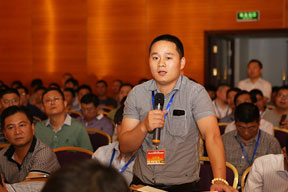 參會代表與專家和企業家們進行熱烈的研討與交流