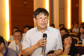 參會代表與專家和企業家們進行熱烈的研討與交流