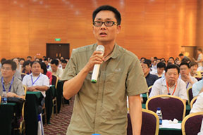 參會代表與專家和企業家們進行熱烈的研討與交流