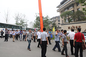 與會代表參觀南通二建項目公司化管理的典型項目——北京西山壹號院