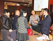 專家與會議代表交流