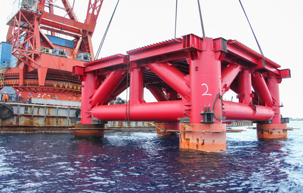 中馬友誼大橋海上輔助平臺順利吊裝