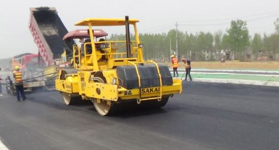 航空港區雙鶴湖路東延項目最后一層瀝青開始鋪設