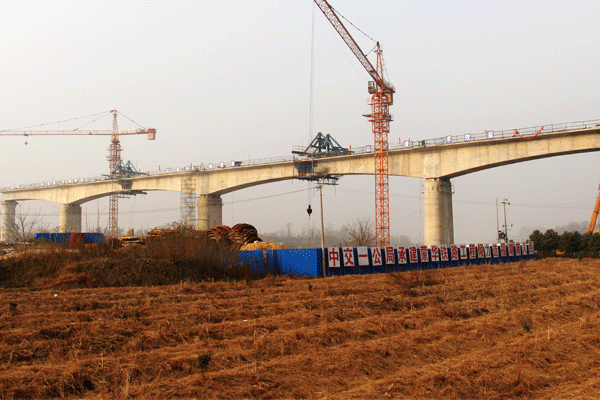 湖南蒙華鐵路全線最長、單跨最大橋&mdash;沙港河大橋完成連續梁中跨合龍