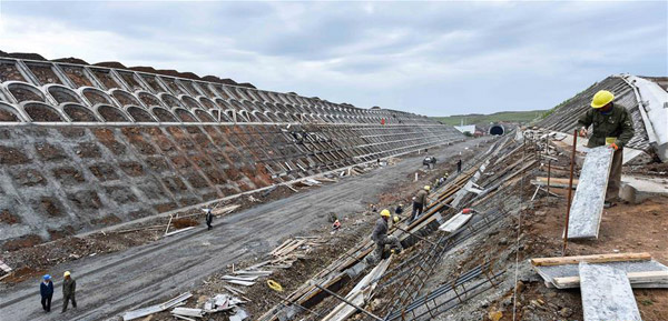 中國(guó)鐵建內(nèi)蒙古首條客運(yùn)專線隧道全線貫通