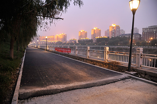 完工的沿岸5米寬、1200米長綠道起點