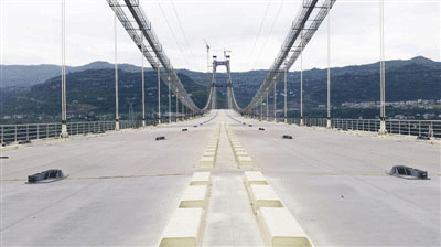 中交第一公路工程局駙馬長江大橋鋼箱梁吊裝完成過半