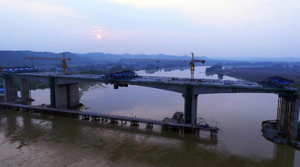 中國鐵建十六局二公司簡蒲高速公路沱江特大橋連續剛構梁合龍