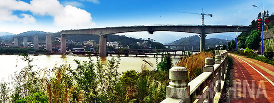 南龍鐵路項目最大跨度懸臂現澆連續梁合龍