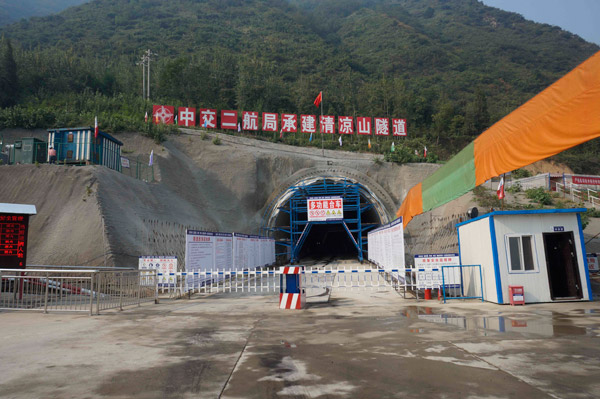 中交二航局第五工程分公司進(jìn)入秦嶺第一隧——西成客專清涼山隧道順利貫通