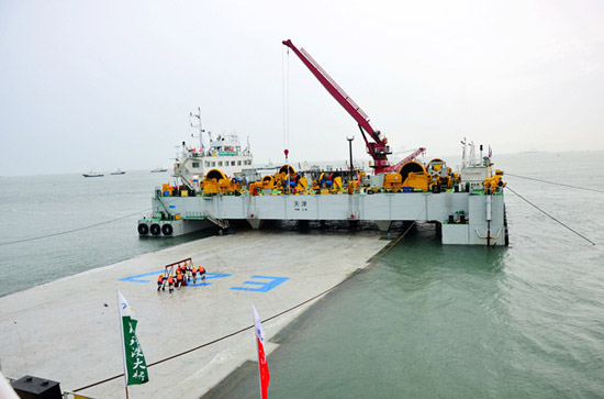 港珠澳大橋海底隧道深槽區首個非標準沉管安裝成功