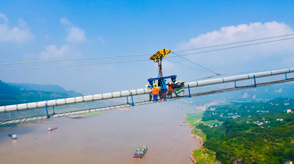 中交第一公路工程局萬利駙馬長江大橋緊纜施工全部完成