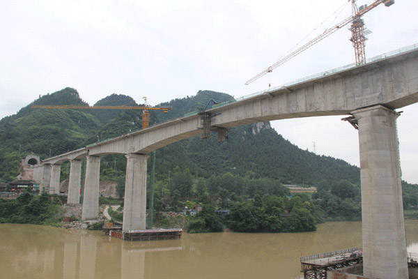 中鐵二十二局四公司銅玉鐵路錦江雙線特大橋連續梁成功合龍