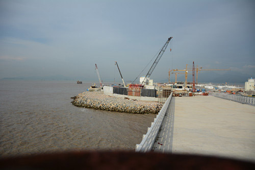 中交建設股份西人工島擋浪墻CW1A北段墻身模板安裝完成