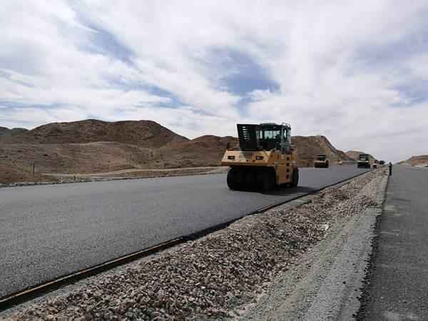 甘肅白明項(xiàng)目瀝青下面層施工全部完成