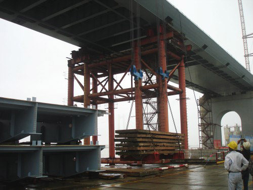 洞庭湖大橋南岸工區鋼桁梁提升站試吊取得圓滿成功