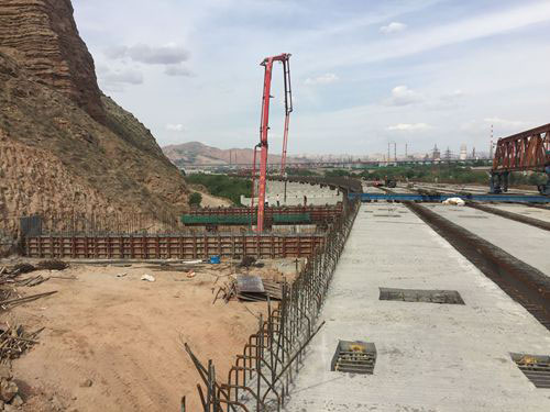 蘭州西延線項目蛤蟆灘特大橋下部構(gòu)造完成