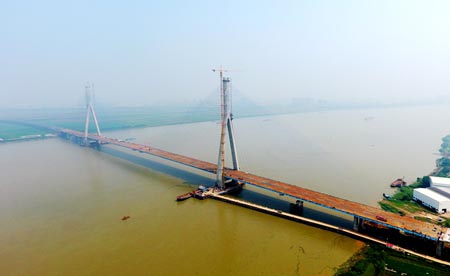 中交二航局第五工程分公司長江上最寬大橋&mdash;武漢沌口長江公路大橋勝利合龍