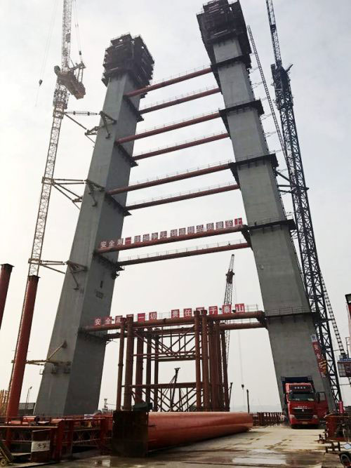 武漢青山長江公路大橋20號(北)主塔墩中塔柱施工過半