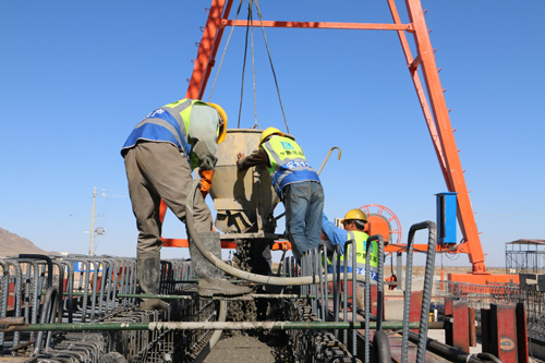 國道242甘臨一級公路首片空心板預制施工照片 