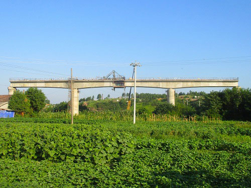 湖南蒙華鐵路項目二工區沙港河特大橋連續梁中跨合龍