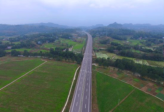 梁忠高速瀝青攤鋪全部完成 有望月底提前通車