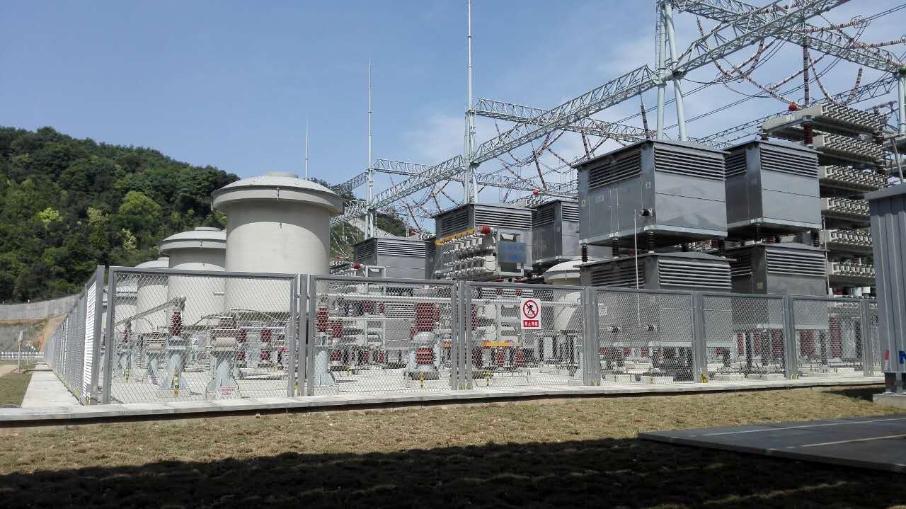 紹興換流站交流場、交流濾波器場低壓電抗、電阻、電容元件,布局整齊緊湊,節(jié)省了大量空間。