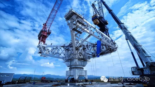 中建三中建三局全球首創(chuàng)超高層建筑“多吊機廻轉平臺”