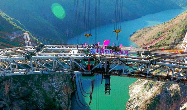填補世界橋梁建設技術空白，新建大瑞鐵路瀾滄江特大橋順利豎轉就位