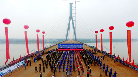 中交二航局第五工程分公司長江上最寬大橋&mdash;武漢沌口長江公路大橋勝利合龍