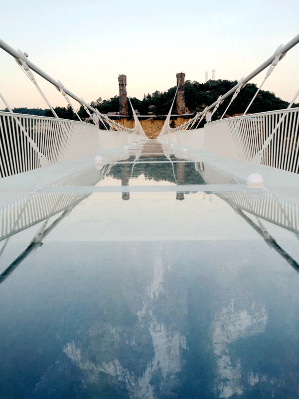 中鐵大橋院設計的張家界大峽谷玻璃橋對外試運營