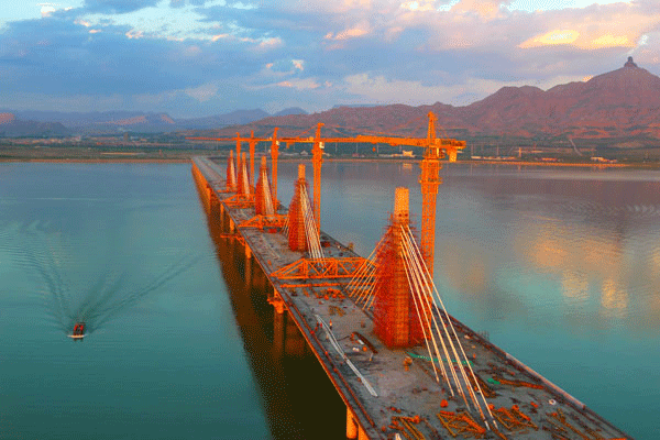 上海遠通路橋工程有限公司烏海甘德爾黃河大橋順利合龍