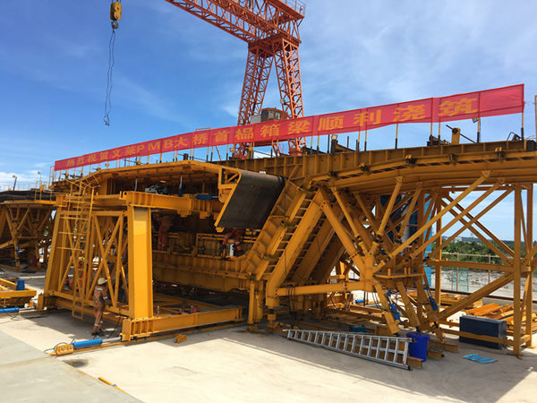 中交二航局二公司文萊大摩拉島大橋首榀箱梁預(yù)制成功
