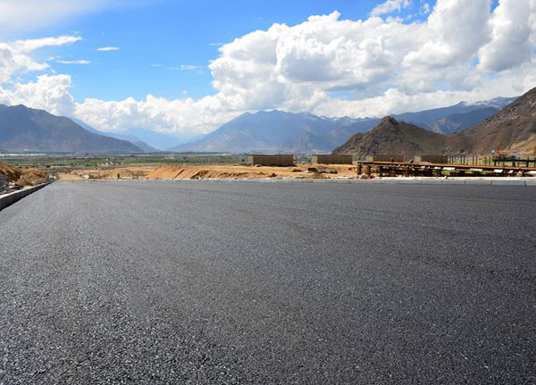 拉薩高新區核心區柳創路市政工程正式開始路面瀝青鋪設