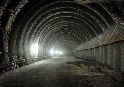 施工中的過壩隧道路面硬化干凈.