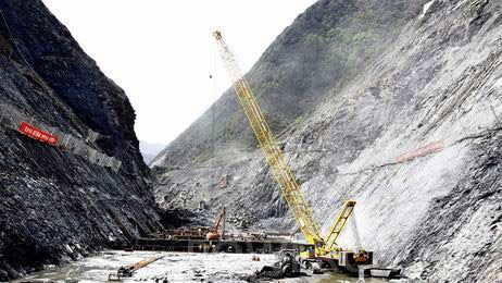 兩河口電站大壩心墻首倉蓋板混凝土開始澆筑