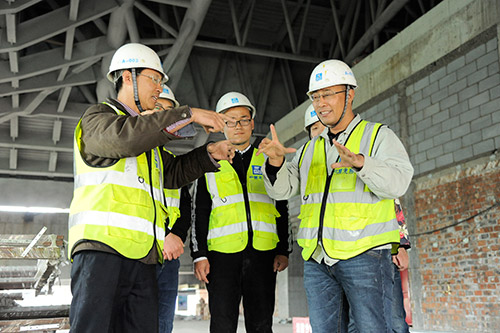 項目鋼結構經理左樹生(右一)