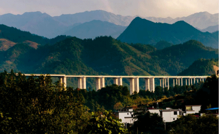 中鐵十八局四公司資興高速項目部大灣大橋全幅貫通