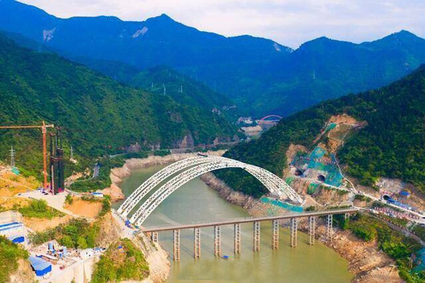 寶漢高速“西北第一跨”石門水庫大橋主拱合龍
