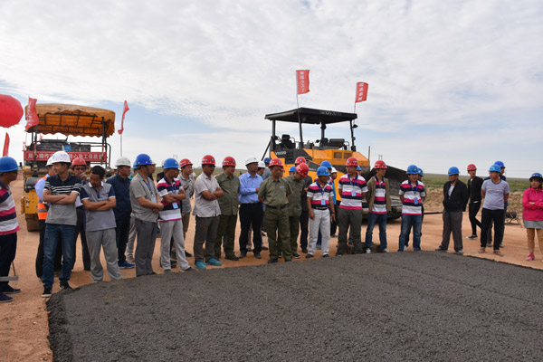 國道307線巴雅一級公路水穩底基層試驗段成功鋪筑