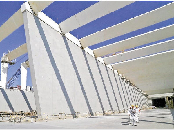 港珠澳大橋隧道兩端減光罩施工現場