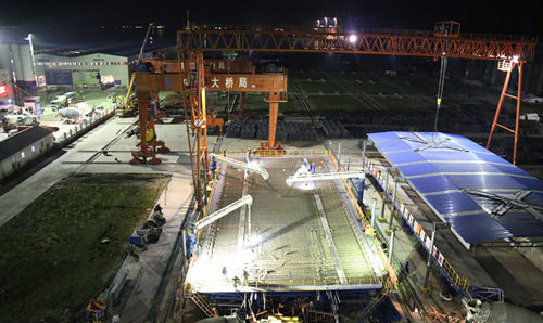 三門灣大橋及接線工程首片最大箱梁順利預制完成