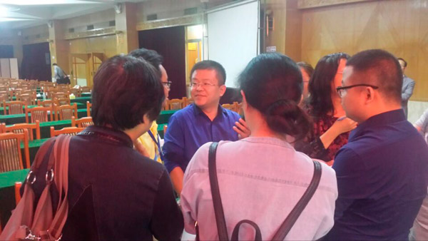 何廣濤博士在與參會代表親切坐談