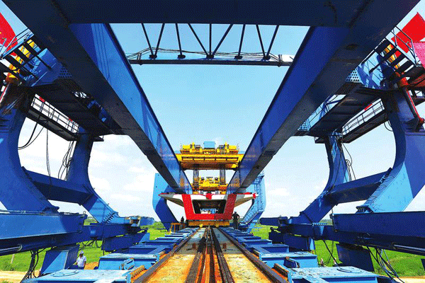 中鐵四局承建 商合杭鐵路西山驛特大橋成功架設(shè)首榀箱梁