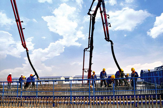 中鐵五局制梁工人加緊施工建設京沈客專 