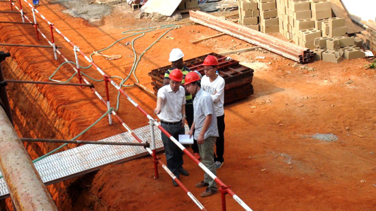 李全烈(左一)在施工現(xiàn)場(chǎng)