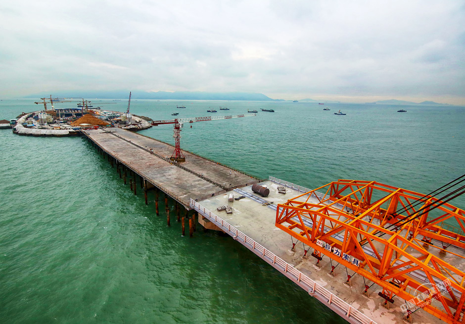 港珠澳大橋橋島成功對接