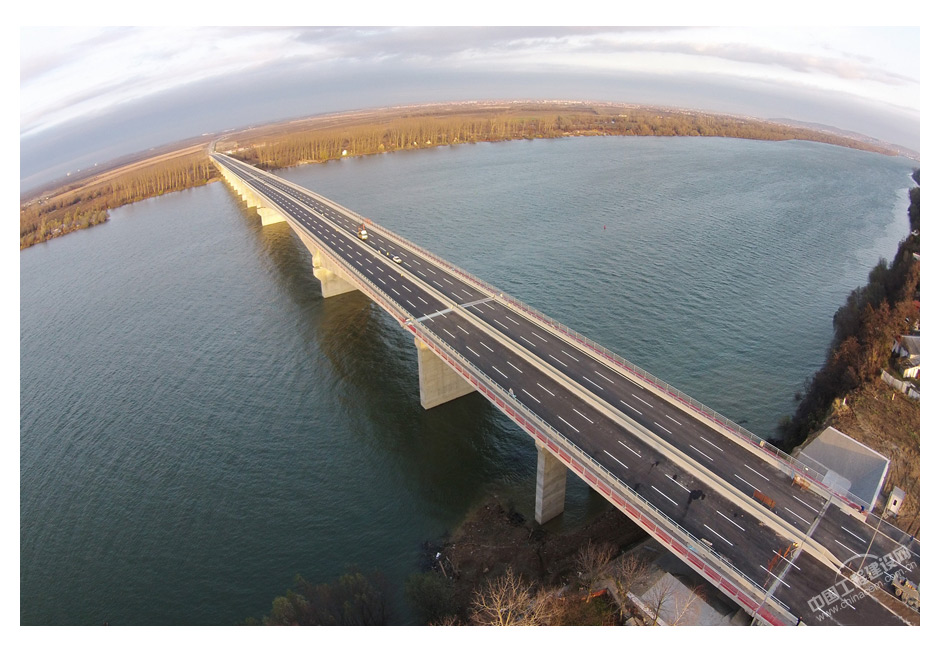 貝爾格萊德澤蒙-博爾察大橋